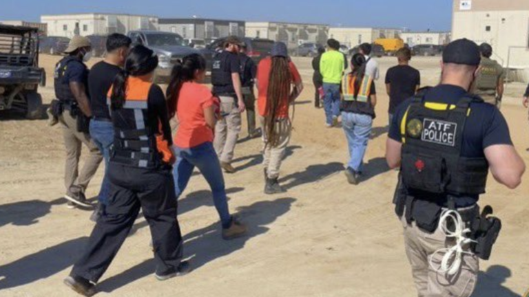 Cuộc đột kích nhập cư tại một nhà máy pin Hyundai ở Quận Bryan, Georgia, Mỹ vào ngày 4/9. Ảnh: AFT Atlanta.