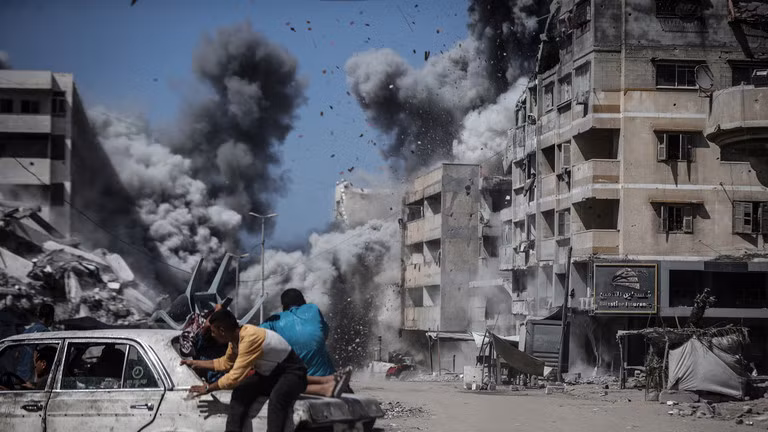 Một cuộc không kích của Israel vào thành phố Gaza vào ngày 27/9. Ảnh: Getty.