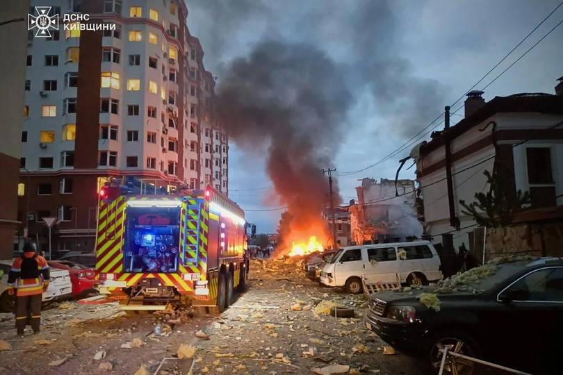 Các nhân viên thực thi pháp luật Ukraine làm việc tại hiện trường vụ không kích ở khu vực Kiev vào ngày 28/9. Ảnh: AFP.