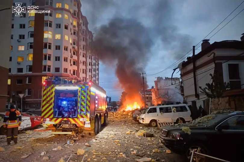 Các nhân viên thực thi pháp luật Ukraine làm việc tại hiện trường vụ không kích ở khu vực Kiev vào ngày 28/9. Ảnh: AFP.