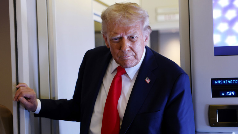 Tổng thống Mỹ Donald Trump phát biểu với các phóng viên trên chuyên cơ Không lực Một. Ảnh: Getty.