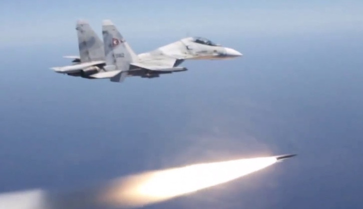 Chiến đấu cơ Su-30MK2 của Không quân Venezuela phóng tên lửa. Ảnh: MW.