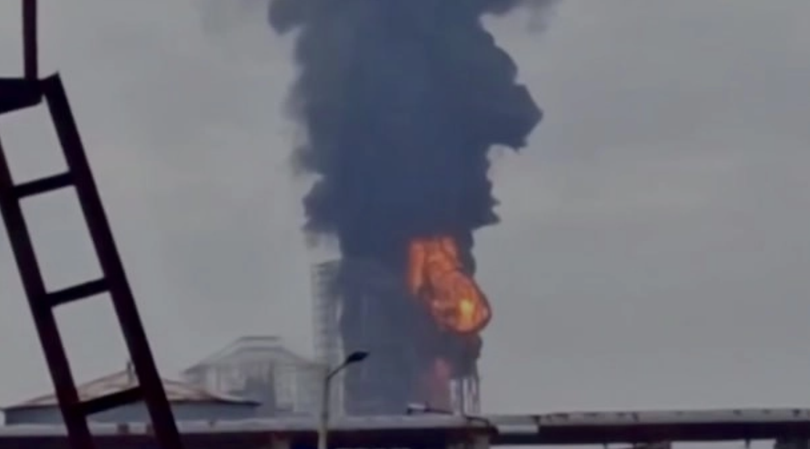 Hình ảnh cột khói lớn bốc lên sau đòn tấn công của Ukraine. Ảnh: Kyiv Post.