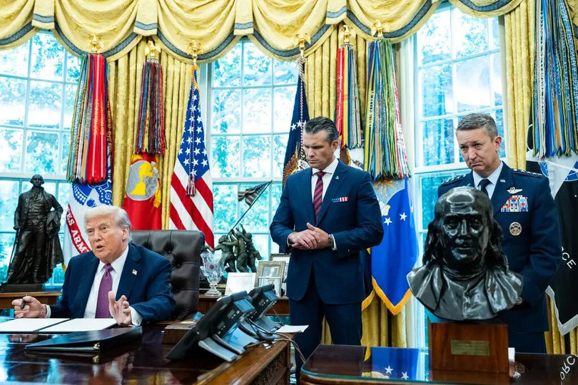 Tổng thống Mỹ Donald Trump đã ký sắc lệnh hành pháp để đổi tên Bộ Quốc phòng thành Bộ Chiến tranh. Nếu không được Quốc hội phê chuẩn, tên gọi mới này sẽ chỉ mang tính nghi lễ. Ảnh: NYTimes.