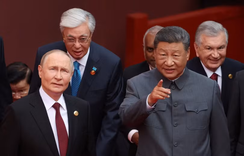 Tổng thống Nga Vladimir Putin, Tổng thống Kazakhstan Kassym-Jomart Tokayev, Chủ tịch Trung Quốc Tập Cận Bình và Tổng thống Uzbekistan Shavkat Mirziyoyev đến dự lễ duyệt binh tại Bắc Kinh, Trung Quốc ngày 3/9. Ảnh: Reuters.