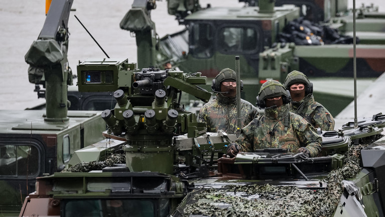 Thông tin của tờ Wall Street Journal cho rằng các tướng lĩnh Mỹ tham gia xây dựng kế hoạch đảm bảo an ninh cho Ukraine giai đoạn hậu chiến. Ảnh: RT.