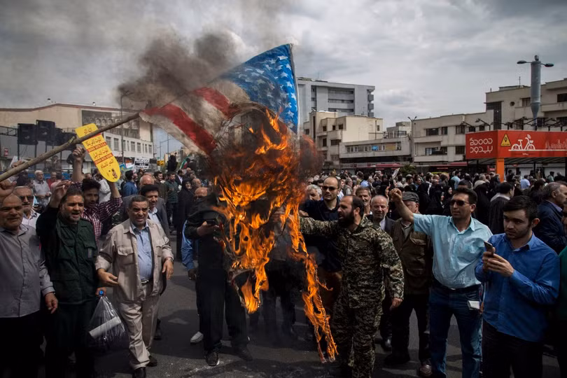 Người dân Iran biểu tình đốt cờ Mỹ (ảnh Reuters)