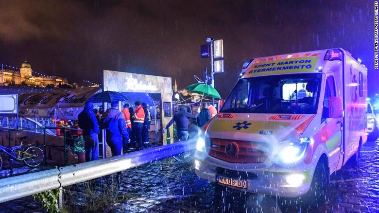 Đội cứu hộ có mặt trên bờ sông Danube (Ảnh: CNN)