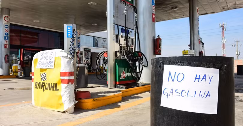 Một trạm xăng ở ngoại ô thủ đô Caracas đóng cửa vì thiếu nguồn cung (Ảnh: CNN)