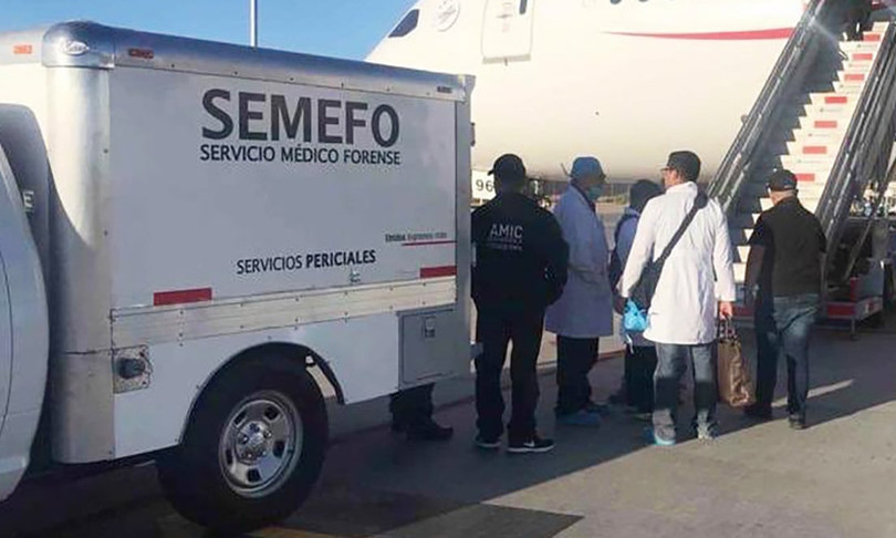 Nhân viên pháp y Mexico có mặt trên chuyến bay phải hạ cánh khẩn (Ảnh: Guardian)