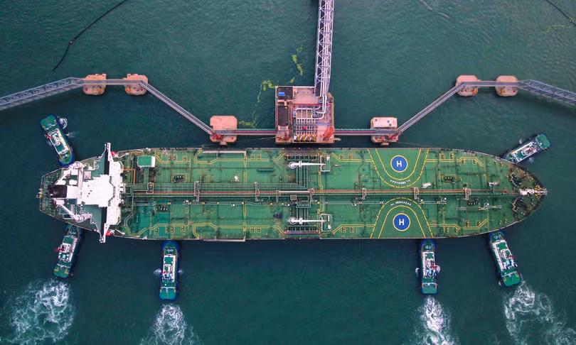 Một tàu vận tải Trung Quốc neo đậu tại cảng của thành phố Thanh Đảo, tỉnh Sơn Đông (Ảnh: AFP)