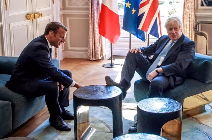 Tổng thống Pháp Emmanuel Macron và Thủ tướng Anh Boris Johnson trong một cuộc gặp hôm 22/8 (Ảnh: Reuters)