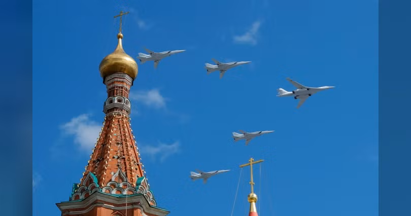 Các máy bay ném bom Tupolev Tu-160 và Tupolev Tu-22M3 xuất hiện trong cuộc diễu binh ở Moscow ngày 4/5/2019 (Ảnh: Reuters)