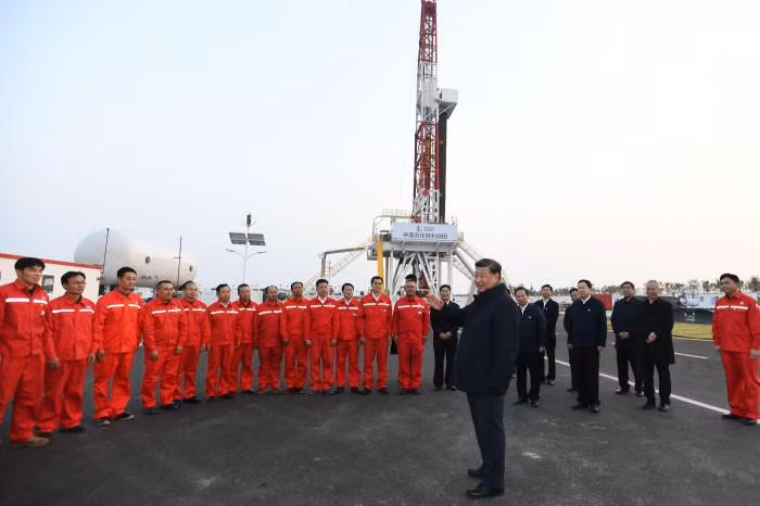 Chủ tịch Tập Cận Bình phát biểu trước công nhân làm việc tại một giàn khoan dầu (Ảnh: Tân Hoa xã)