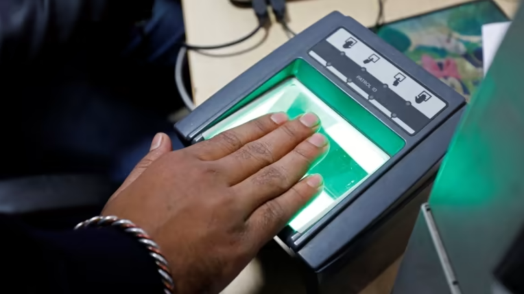 Một người phụ nữ Ấn Độ quét cơ sở dữ liệu nhận dạng ở New Delhi năm 2018 (Ảnh: Reuters)