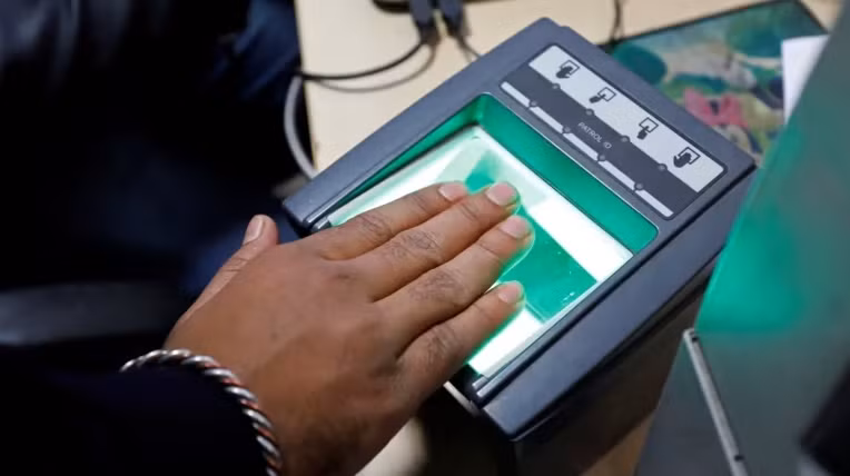 Một người phụ nữ Ấn Độ quét cơ sở dữ liệu nhận dạng ở New Delhi năm 2018 (Ảnh: Reuters)