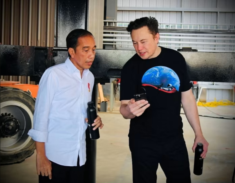 Ông Widodo nói chuyện với tỉ phú Mỹ Elon Musk tại bãi phóng của SpaceX ở Boca Chica, Texas trong năm nay (Ảnh: Reuters)