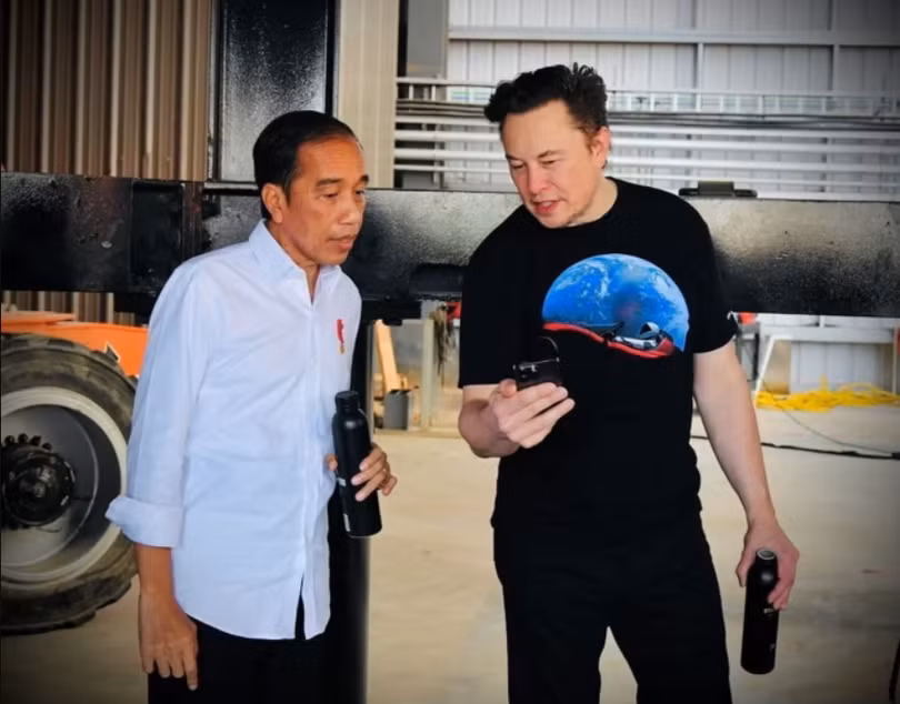 Ông Widodo nói chuyện với tỉ phú Mỹ Elon Musk tại bãi phóng của SpaceX ở Boca Chica, Texas trong năm nay (Ảnh: Reuters)