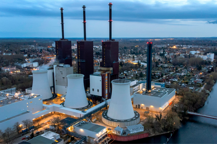 Tháp làm mát tại một nhà máy điện chạy bằng khí đốt ở Đức (Ảnh: AP)