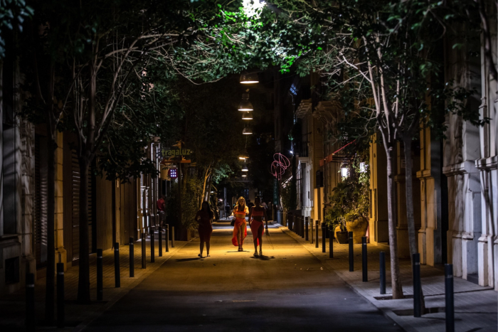 Một khu bán lẻ được yêu cầu tắt hết điện trong ban đêm ở BArcelona, Tây Ban Nha (Ảnh: Bloomberg)