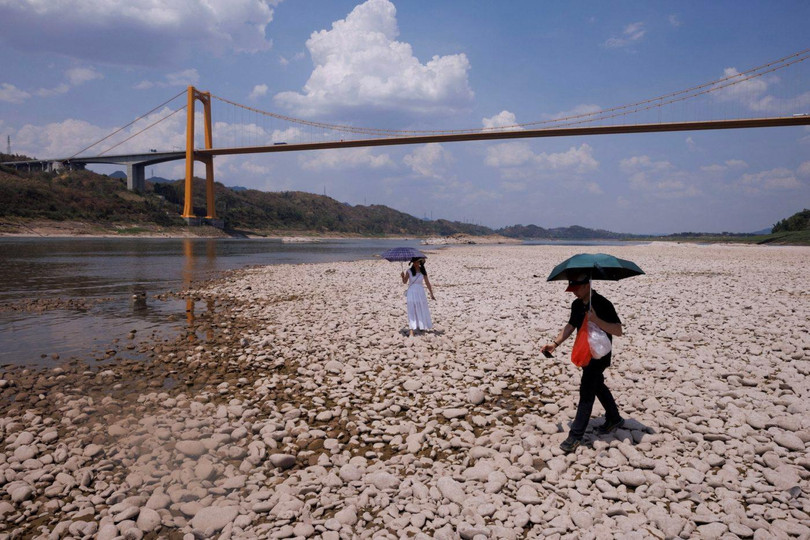 Người dân đi bộ trên một nhánh bị cạn khô của sông Dương Tử ở Trùng Khánh (Ảnh: Alamy) Người dân đi bộ trên một nhánh bị cạn khô của sông Dương Tử ở Trùng Khánh (Ảnh: Alamy)