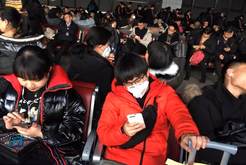 Nhiều hành khách mang khẩu trang khi chờ tàu tại Trạm đường sắt phía Tây để bắt tàu tới Vũ Hán (Ảnh: Reuters)