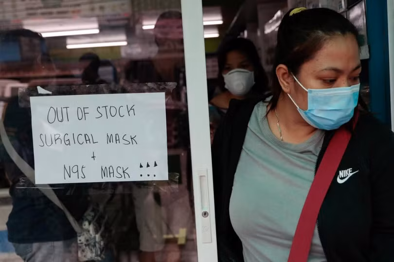 Một cửa hiệu thuốc ở Manila, Philippines thông báo "cháy hàng" khẩu trang (Ảnh: Reuters)