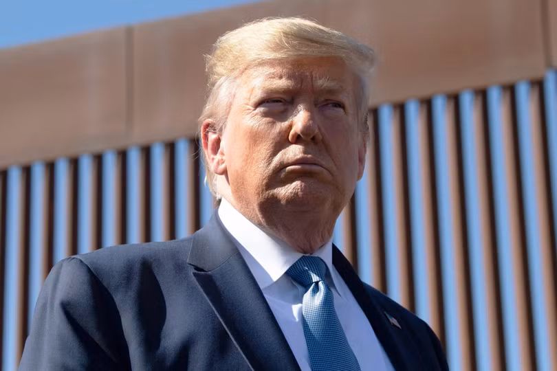 Tổng thống Trump đứng trước đoạn tường bao biên giới ở Otay Mesa, California ngày 18/9/2019 (Ảnh: CNBC)