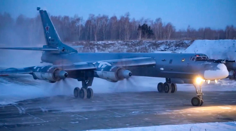 Máy bay ném bom chiến lược Tu-95 của Nga trước khi cất cánh (Ảnh: Bộ Quốc phòng Nga)