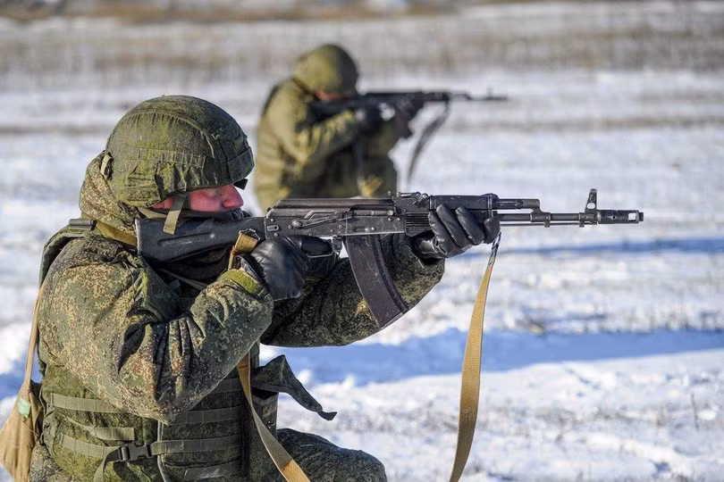 Binh sĩ Nga tập luyện tại trường bắn Kadamovskiy ở Rostov (Ảnh: AP)