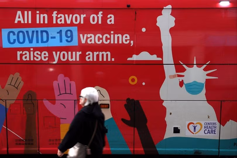 Thông điệp tiêm vaccine trên một phòng khám di động ở New York, Mỹ (Ảnh: Reuters)