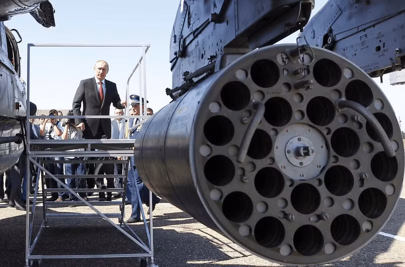 Tổng thống Putin quan sát một trực thăng chiến đấu tại một căn cứ ở Korenovsk, Nga (Ảnh: AFP)