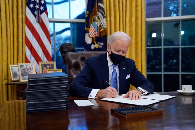 Tổng thống Biden ký 17 sắc lệnh nhằm đảo ngược chính sách dưới thời Trump (Ảnh: CNN)