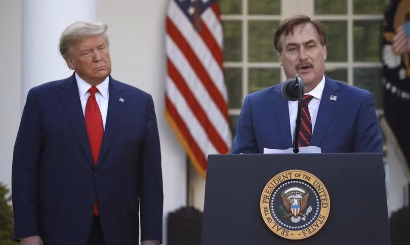 Ông Mike Lindell phát biểu cạnh ông Donald Trump trong năm 2020 (Ảnh: AP)