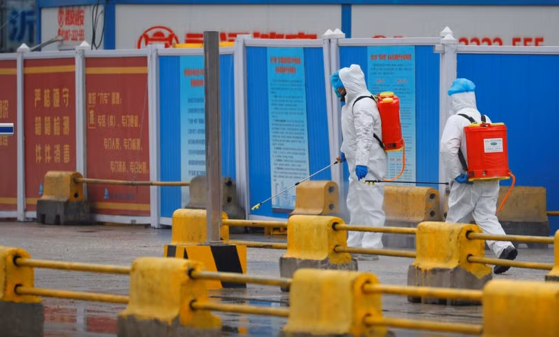 Nhân viên y tế tiến hành khử trùng trước một khu chợ ở Vũ Hán, tỉnh Hồ Bắc, Trung Quốc (Ảnh: Reuters)