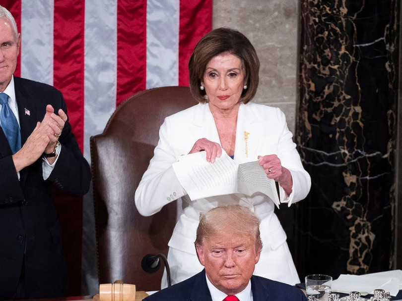 Bà Pelosi xé toạc bài phát biểu của Tổng thống Trump (Ảnh: Guardian)
