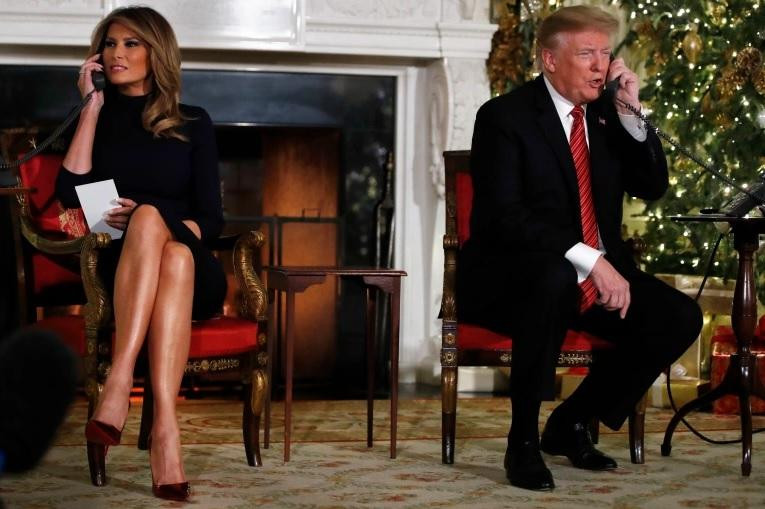Tổng thống Trump và Đệ nhất phu nhân Melania gọi điện cập nhật về tình hình di chuyển của Santa Clause trong ngày 24/12/2018 (Ảnh: Reuters)