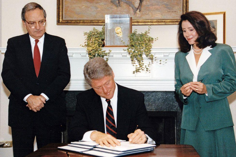 Bà Pelosi chứng kiến Tổng thống Bill Clinton ký duyệt một sắc lệnh năm 1993 (Ảnh: Getty)