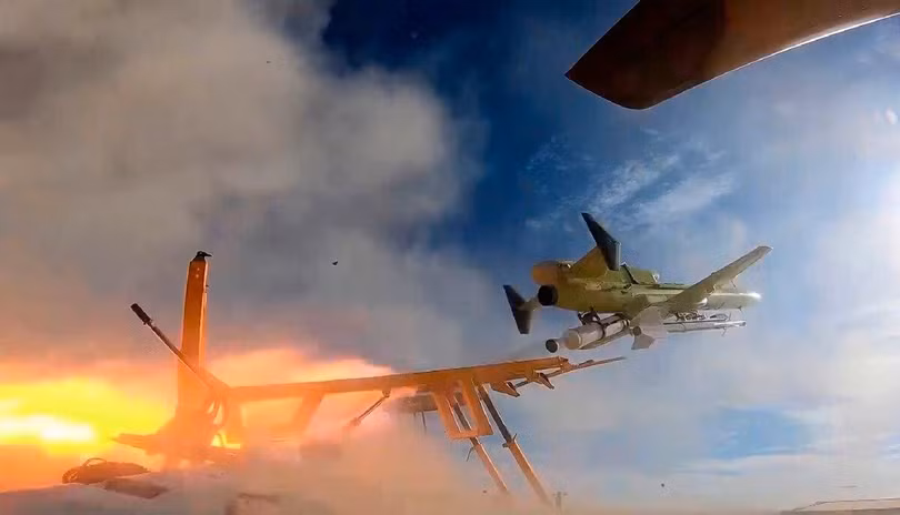 Hình ảnh quân đội Iran công bố hôm 6/1 cho thấy một mẫu drone được phóng trong cuộc tập trận ở địa điểm không xác định (Ảnh: AP)