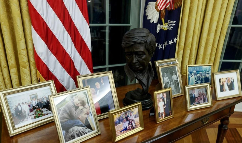 Những bức ảnh và tượng trong phòng làm việc của Tổng thống Biden (Ảnh: Reuters) Những bức ảnh và tượng trong phòng làm việc của Tổng thống Biden (Ảnh: Reuters)