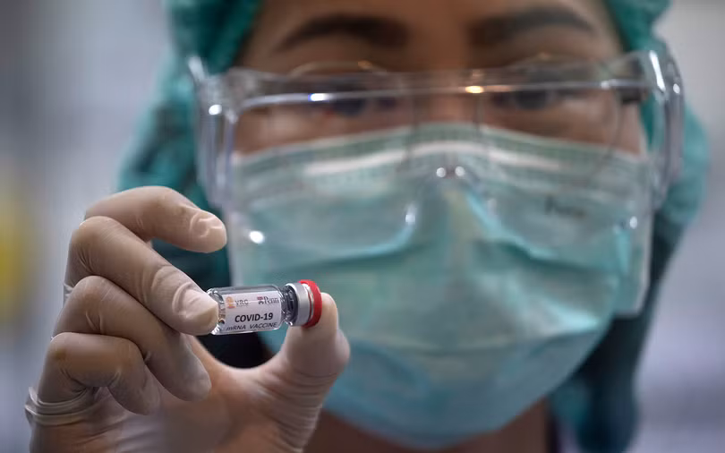 Một mẫu vaccine ngừa COVID-19 đang trong giai đoạn thử nghiệm (Ảnh: AP)