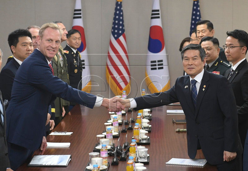 Quyền Bộ trưởng Bộ Quốc phòng Mỹ Patrick Shanahan cùng Bộ trưởng Bộ Quốc Phòng Hàn Quốc Jeong Kyeong-doo (Ảnh:Yonhap)