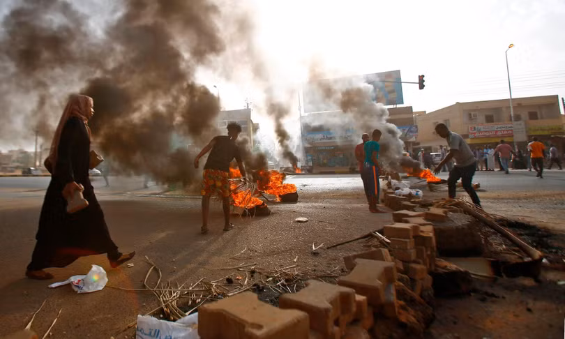 Người biểu tình chặn đường bằng cách đốt lốp xe và lát đá ở Khartoum (Ảnh: Getty)