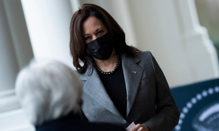 Phó tổng thống Mỹ Kamala Harris mặc áo khoác xám Dolce & Gabbana làm lễ tuyên thệ cho Bộ trưởng Tài chính Janet Yellen hôm 26/1 (Ảnh: AFP)