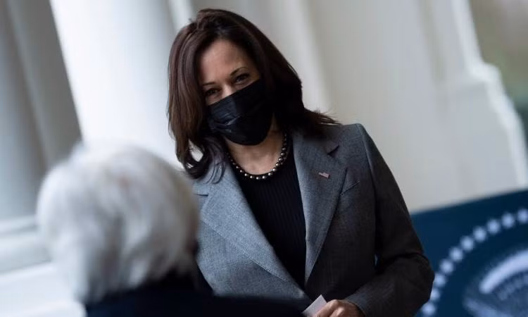 Phó tổng thống Mỹ Kamala Harris mặc áo khoác xám Dolce & Gabbana làm lễ tuyên thệ cho Bộ trưởng Tài chính Janet Yellen hôm 26/1 (Ảnh: AFP)