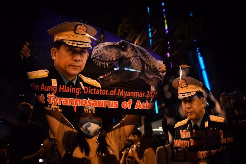 Một cuộc biểu tình phản đối đảo chính trước cửa Đại sứ quán Myanmar ở Bangkok, Thái Lan hôm 4/2 (Ảnh: AFP)