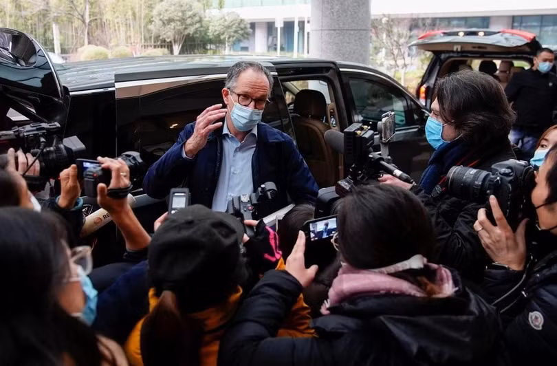 Trưởng nhóm điều tra của WHO Peter Ben Embarek tại sân bay Vũ Hán hôm 10/2 (Ảnh: Reuters)