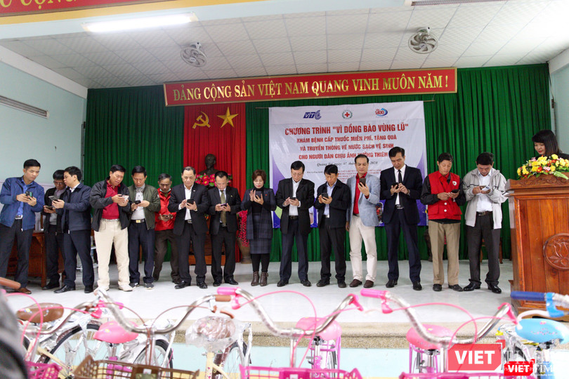 Các đại biểu cùng hưởng ứng nhắn tin ủng hộ chương trình “Vì đồng bào vùng lũ” với cú pháp UH gửi 1403 (20.000 đồng/tin nhắn).