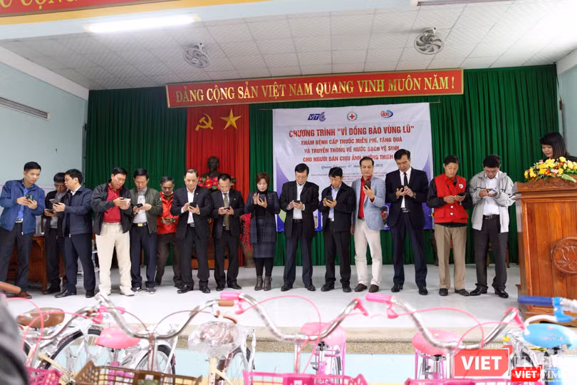 Các đại biểu cùng hưởng ứng nhắn tin ủng hộ chương trình “Vì đồng bào vùng lũ” với cú pháp UH gửi 1403 (20.000 đồng/tin nhắn).