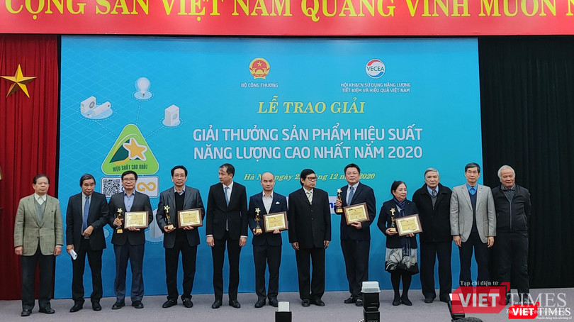 Đại diện các doanh nghiệp đạt giải “Sản phẩm hiệu suất năng lượng cao nhất năm 2020”. Đại diện các doanh nghiệp đạt giải “Sản phẩm hiệu suất năng lượng cao nhất năm 2020”.